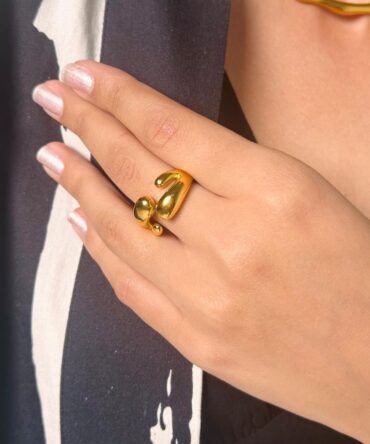 Hugging Droplets Ring