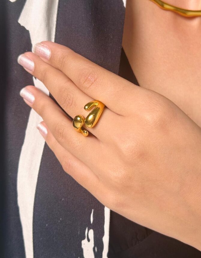 Hugging Droplets Ring