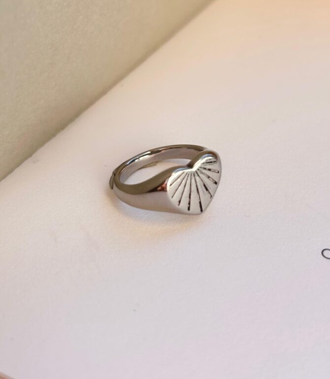 silver strip heart ring