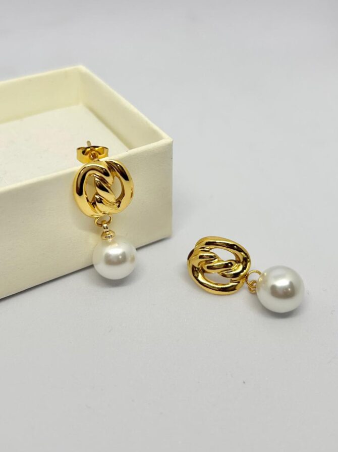 Knot dangling pearl earrings